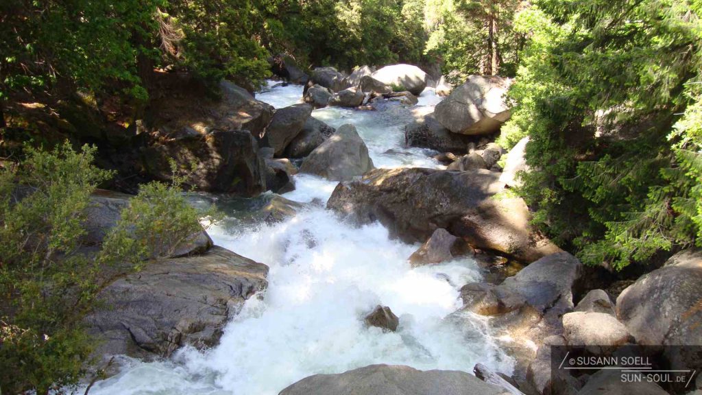 Blick von der Fußgängerbrücke über den Vernal Falls