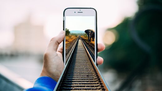 Zugschiene führt ins Smartphone