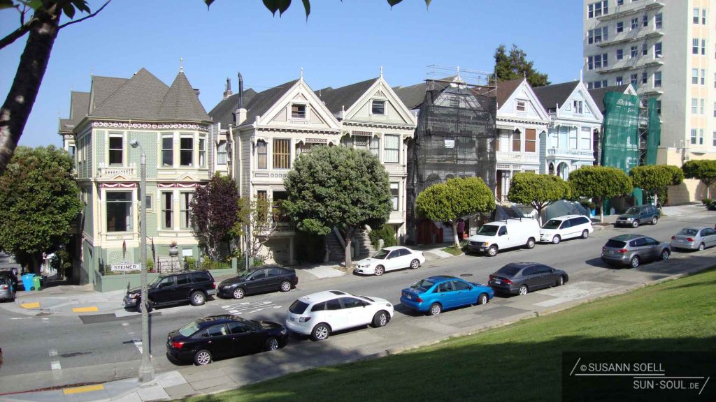 Viktorianische Häuser namens Painted Ladies am Alamo Square