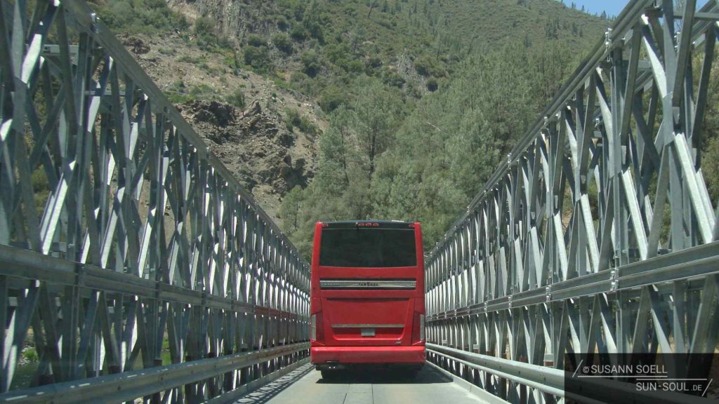 Der Weg vom Yosemite Nationalpark nach Mariposa führt über die enge Mariposa Brücke.