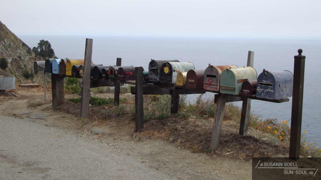 Briefkästen am Straßenrand auf dem Highway #1