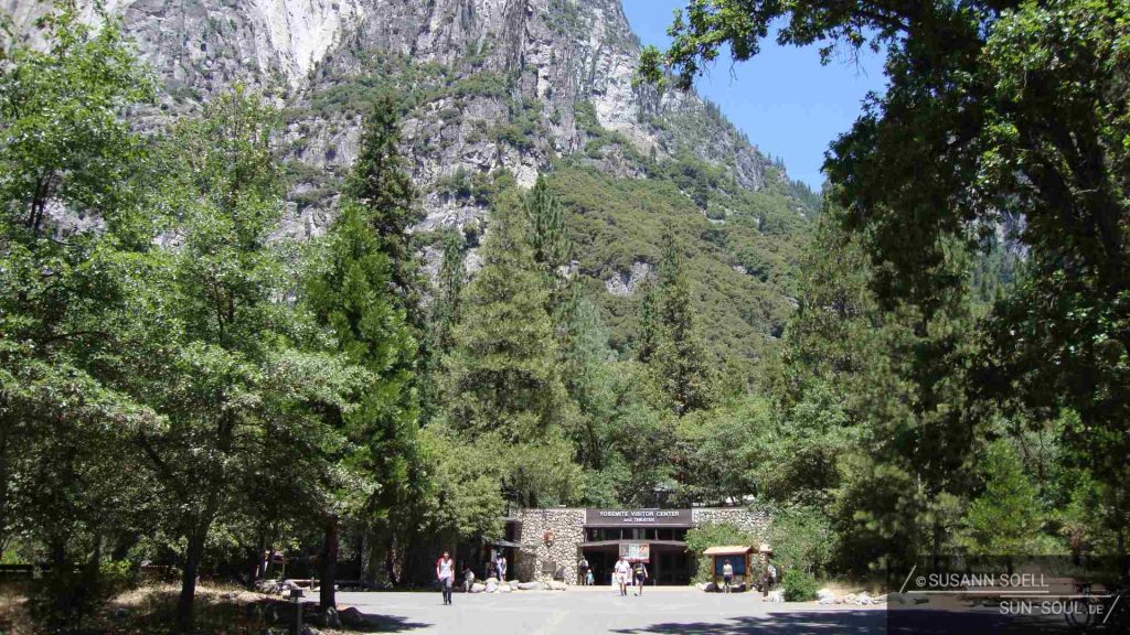 Das Yosemite Village ist umgeben von riesigen Felsen und in die Natur integriert