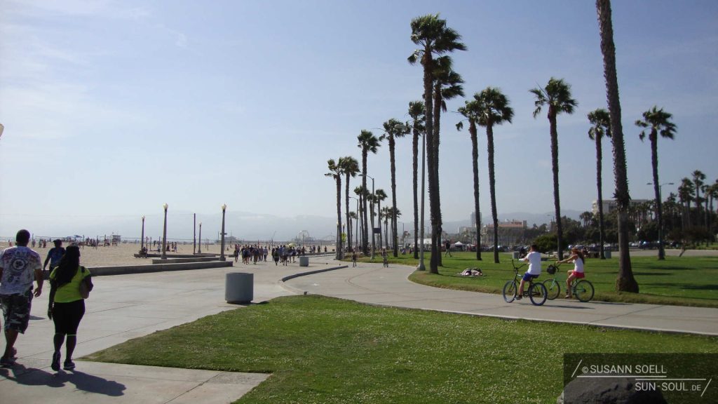 Blick auf die Strandpromenade des Santa Monica Beaches.