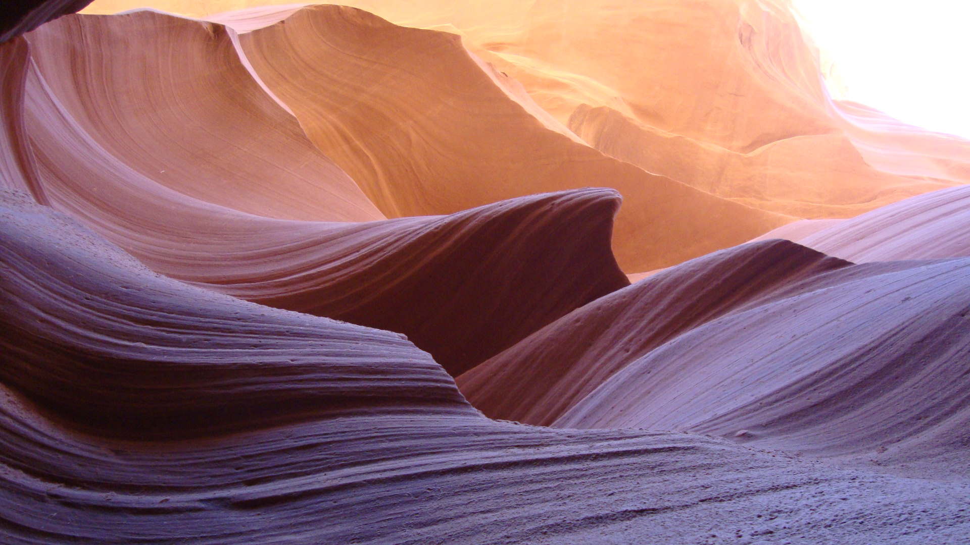 Die steinharten Felswände sehen durch die reflektierenden Lichtsäulen wie weiche Eiscreme aus.