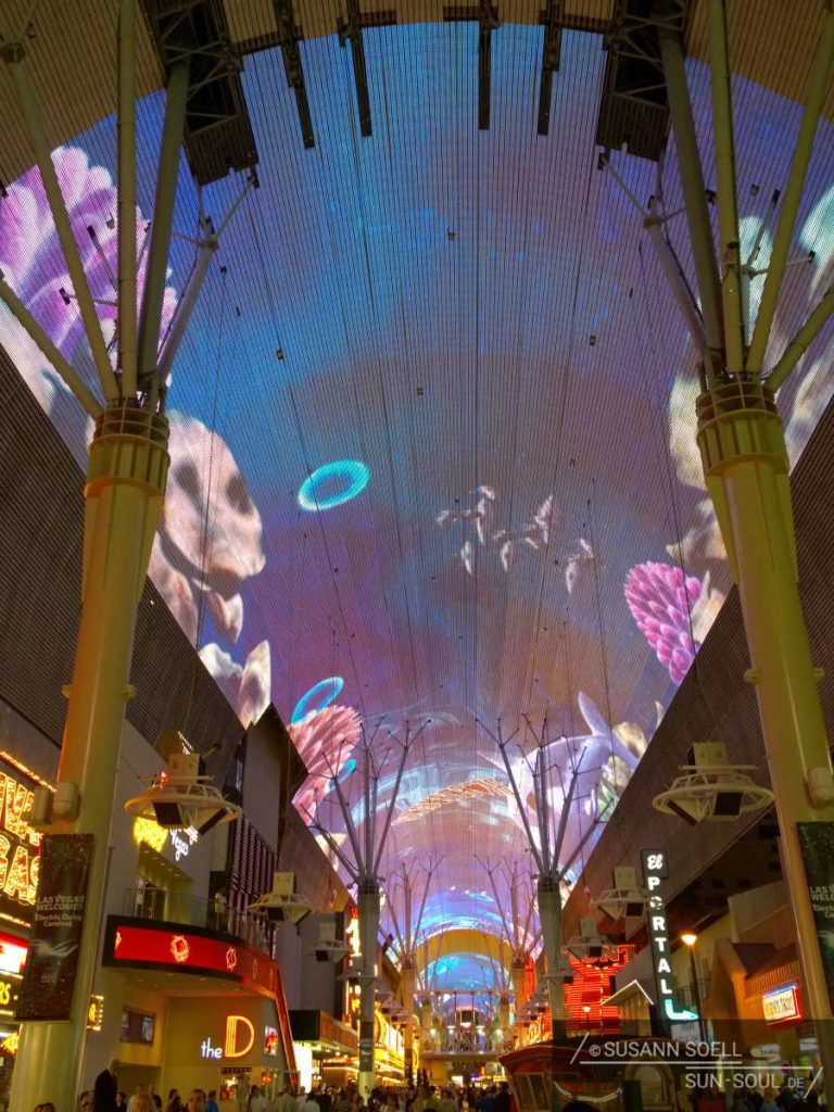 Überdachte Fußgängerzone der Fremont Street, die abends als Leinwand für Video- und Soundshows genutzt wird.
