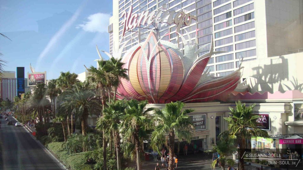 Glitzernd und in den Farben rosa und weiß erstrahlt die Fassade des Hotel Flamingos.