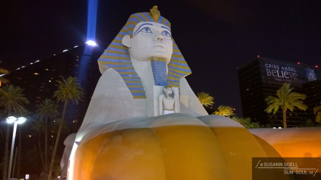 Eine riesige Sphinx an der Tram-Haltestelle zeigt den Eingang zum Hotel Luxor und damit zu den in der dahinterliegenden Pyramide befindlichen Hotelzimmer.