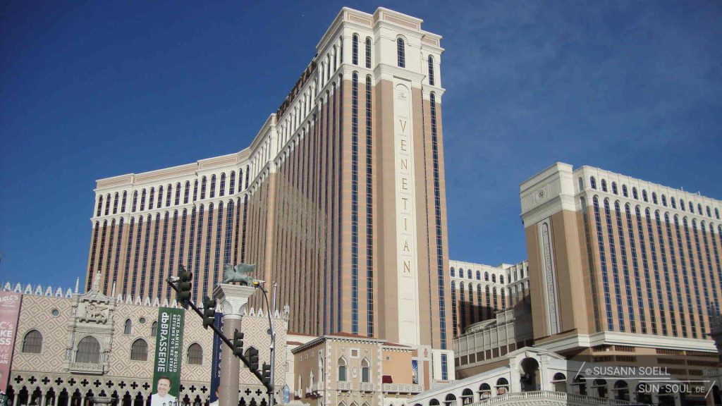 Auch von außen sieht man dem Hotel Venetian an, dass es der italienischen Architektur nachempfunden ist. Kleine Brücken und spitze Türmchen zieren das Megaresort.