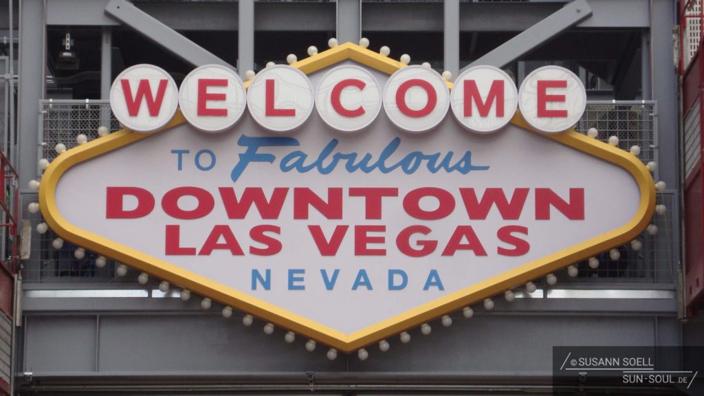 Das Schild "Welcome to Fabulous Downtown Las Vegas" begrüßt die Besucher am Eingang der Fremont Street Experience.