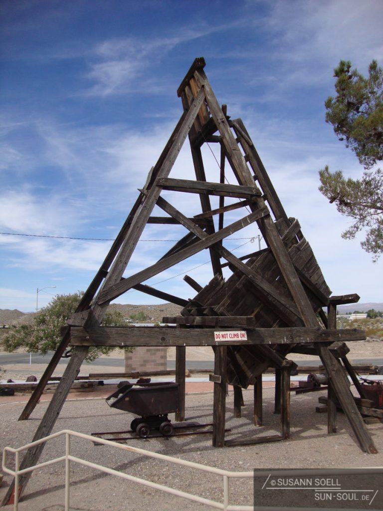 Außenbereich des Searchlight Historic Museums mit Gruben-Werkzeugen