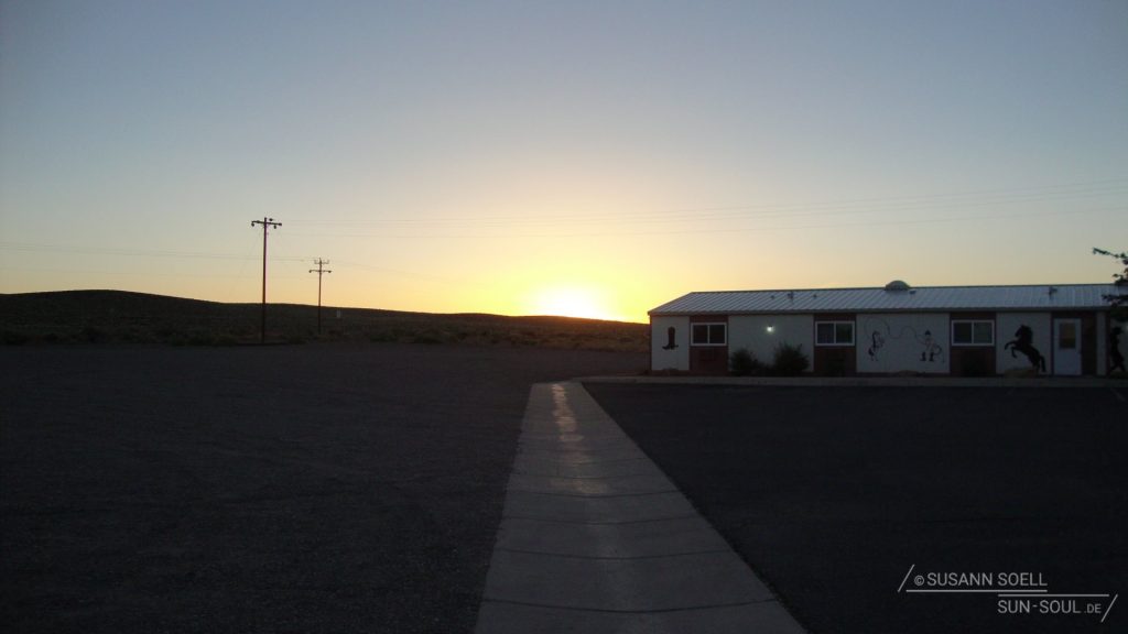 Hinter den Bergen in Bad Water sind die letzten Sonnenstrahlen des Tages zu sehen.