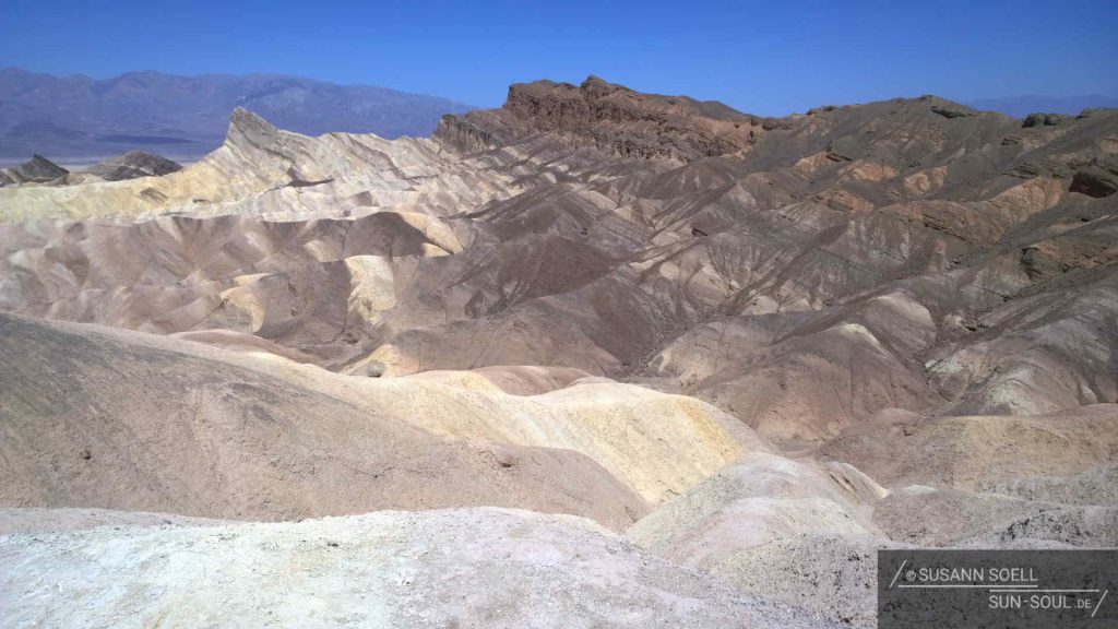Vom Zabriskie Point im Death Valley sind die verschieden farbigen Felsformationen zu betrachten.