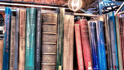 Bücher in einem industrial anmutenden Ambiente